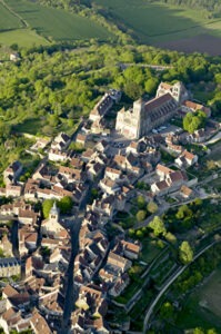 Basilique Sainte-Marie-Madeleine Vézelay Les trésors de l'Yonne résidence senior Héraclide Venoy residence senior logement senior Le Mag Différence Sénior