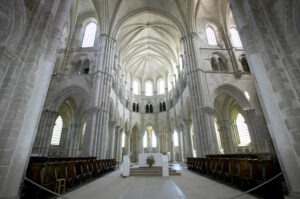 Basilique Sainte-Marie-Madeleine Vézelay Les trésors de l'Yonne résidence senior Héraclide Venoy residence senior logement senior Le Mag Différence Sénior