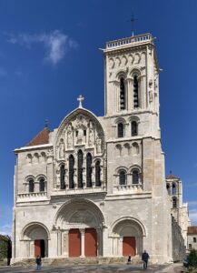 Basilique Sainte-Marie-Madeleine Vézelay Les trésors de l'Yonne résidence senior Héraclide Venoy residence senior logement senior Le Mag Différence Sénior