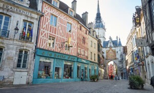 Quartier Tour de l'horloge Auxerre Les trésors de l'Yonne Héraclide logement séniors résience sénior résidence senior Venoy Le Mag Différence Senior